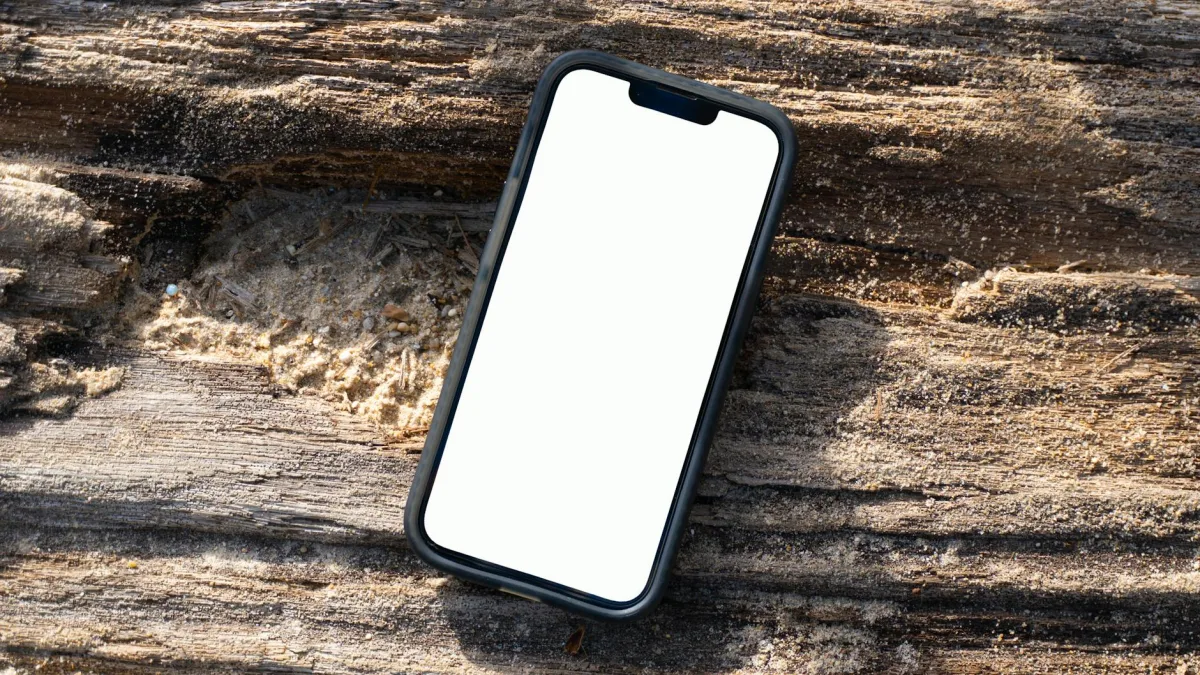 Bir tasarımcı mobil ekran için sosyal medya görseli düzenliyor.